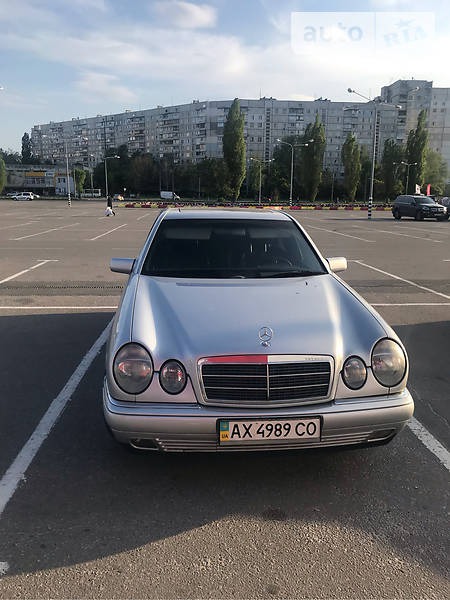 Mercedes-Benz E 240 1998  випуску Харків з двигуном 2.4 л газ седан автомат за 5555 долл. 