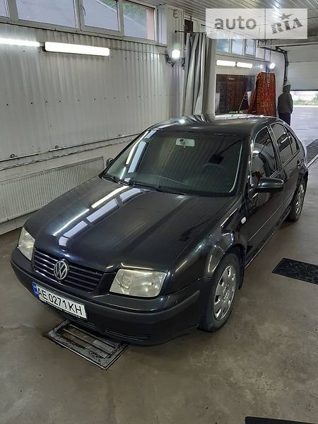 Volkswagen Bora 2002  випуску Дніпро з двигуном 1.6 л бензин седан механіка за 5300 долл. 