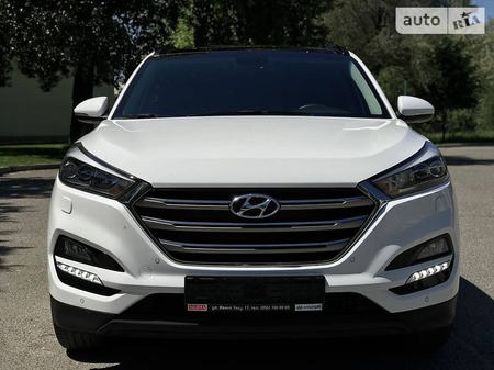 Hyundai Tucson 2017  випуску Дніпро з двигуном 2 л бензин позашляховик автомат за 28999 долл. 