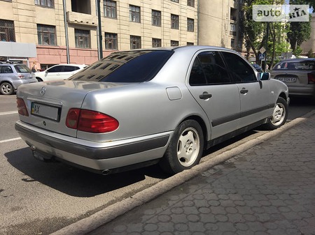 Mercedes-Benz E 230 1998  випуску Харків з двигуном 2.3 л газ седан механіка за 4500 долл. 