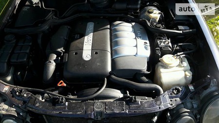 Mercedes-Benz E 270 1999  випуску Чернівці з двигуном 2.7 л дизель седан автомат за 1850 долл. 