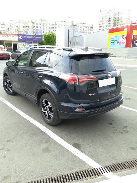 Toyota RAV 4 2017  випуску Харків з двигуном 2.5 л бензин позашляховик автомат за 22500 долл. 