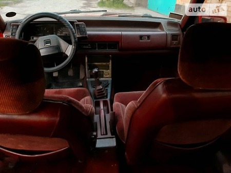 Mazda 626 1985  випуску Дніпро з двигуном 2 л дизель седан механіка за 1500 долл. 
