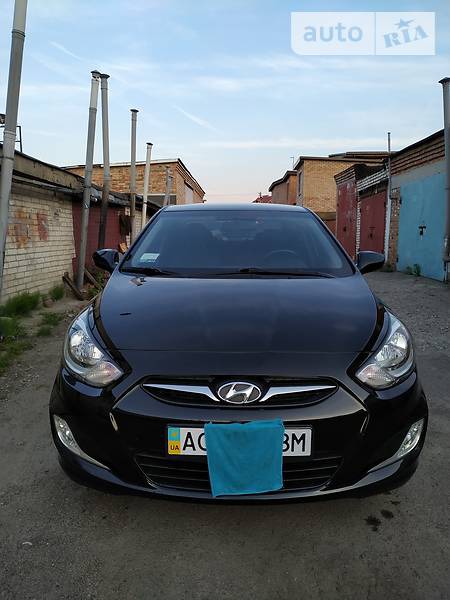 Hyundai Accent 2013  випуску Луцьк з двигуном 1.6 л бензин седан автомат за 9800 долл. 