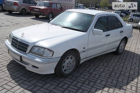 Mercedes-Benz C 200 1999  випуску Донецьк з двигуном 2.2 л дизель седан механіка за 4900 долл. 