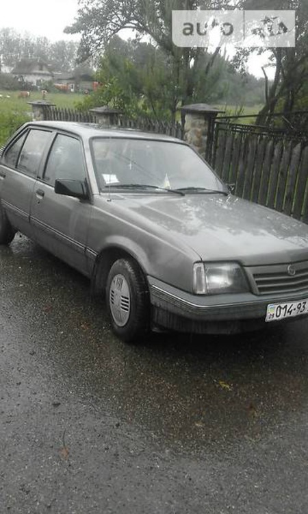 Opel Ascona 1986  випуску Івано-Франківськ з двигуном 1.6 л бензин седан механіка за 1500 долл. 