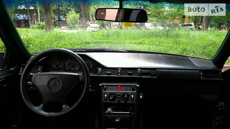 Mercedes-Benz E 230 1991  випуску Київ з двигуном 2.3 л газ седан автомат за 2850 долл. 