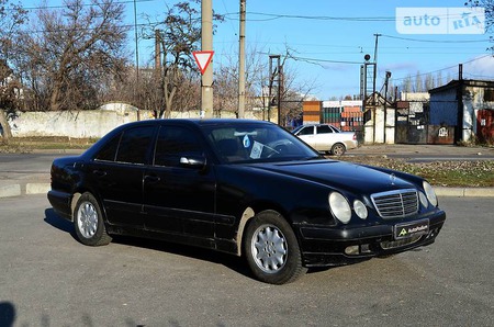 Mercedes-Benz E 200 2000  випуску Миколаїв з двигуном 2 л газ седан механіка за 5300 долл. 