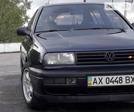 Volkswagen Vento 1993  випуску Харків з двигуном 1.8 л газ седан механіка за 3700 долл. 