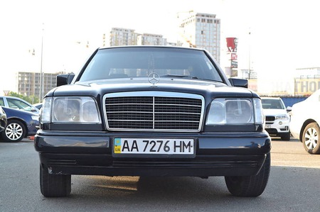 Mercedes-Benz E 230 1994  випуску Київ з двигуном 2.2 л газ седан механіка за 4650 долл. 