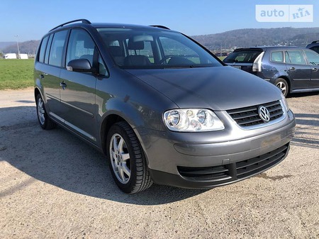 Volkswagen Touran 2006  випуску Тернопіль з двигуном 1.6 л бензин мінівен механіка за 6290 долл. 