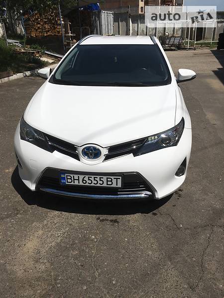 Toyota Auris 2015  випуску Одеса з двигуном 1.8 л гібрид універсал автомат за 19700 долл. 