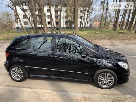 Mercedes-Benz B 180 2006  випуску Чернівці з двигуном 2 л дизель універсал автомат за 8000 долл. 