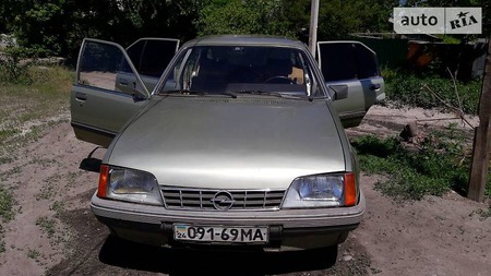 Opel Rekord 1984  випуску Харків з двигуном 2 л газ седан механіка за 1000 долл. 