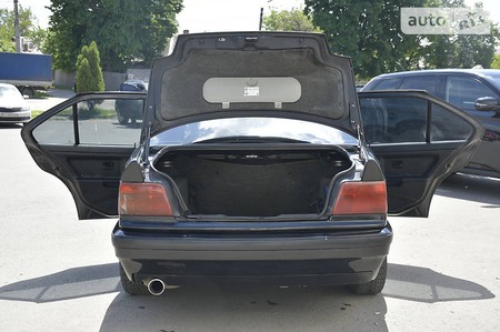 BMW 318 1994  випуску Харків з двигуном 1.8 л газ седан механіка за 3300 долл. 