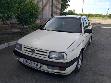 Volkswagen Vento 1994  випуску Запоріжжя з двигуном 1.6 л газ седан механіка за 3500 долл. 
