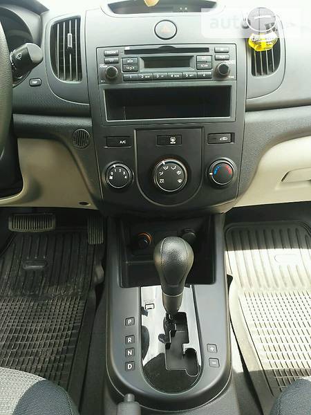 KIA Cerato 2009  випуску Луганськ з двигуном 1.6 л бензин седан автомат за 9800 долл. 