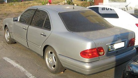 Mercedes-Benz E 200 1998  випуску Дніпро з двигуном 2 л бензин седан автомат за 4600 долл. 