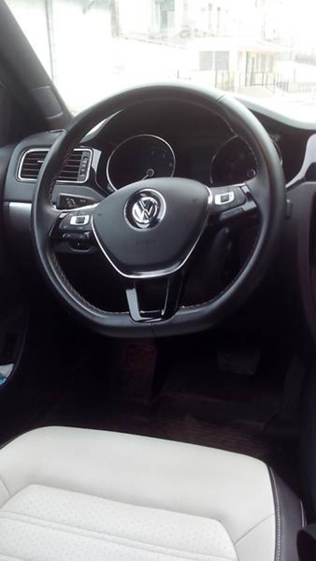 Volkswagen Jetta 2015  випуску Крим з двигуном 1.8 л бензин седан автомат за 15700 долл. 