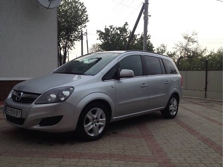 Opel Zafira Tourer 2011  випуску Чернівці з двигуном 1.7 л дизель мінівен механіка за 8050 долл. 