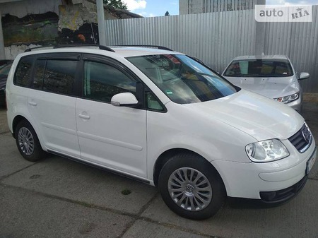 Volkswagen Touran 2004  випуску Одеса з двигуном 2 л дизель мінівен механіка за 7499 долл. 