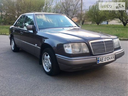 Mercedes-Benz E 220 1995  випуску Дніпро з двигуном 2.2 л газ седан механіка за 4499 долл. 