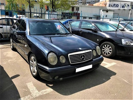 Mercedes-Benz E 420 1996  випуску Київ з двигуном 4.2 л газ седан автомат за 5500 долл. 
