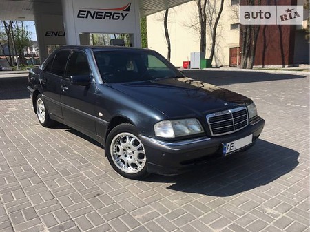 Mercedes-Benz C 230 1999  випуску Дніпро з двигуном 2.4 л бензин седан автомат за 3500 долл. 
