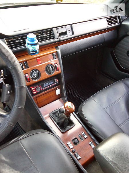 Mercedes-Benz E 230 1992  випуску Ужгород з двигуном 2.3 л газ седан механіка за 3700 долл. 