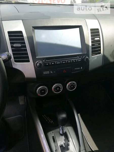 Mitsubishi Outlander XL 2008  випуску Кропивницький з двигуном 2.4 л газ позашляховик автомат за 11800 долл. 