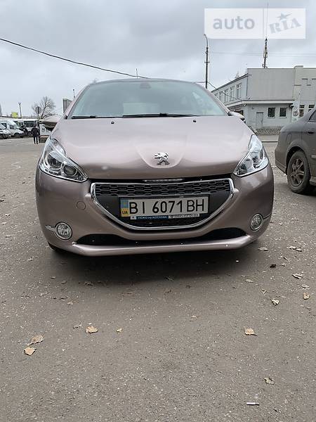 Peugeot 208 2013  випуску Полтава з двигуном 1.6 л бензин хэтчбек автомат за 9500 долл. 