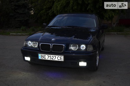 BMW 318 1993  випуску Миколаїв з двигуном 1.8 л газ седан механіка за 3800 долл. 