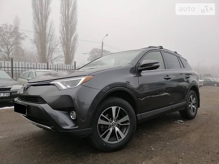 Toyota RAV 4 2016  випуску Миколаїв з двигуном 2.5 л бензин позашляховик автомат за 21499 долл. 