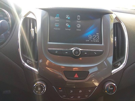 Chevrolet Cruze 2017  випуску Дніпро з двигуном 1.4 л бензин седан автомат за 8700 долл. 