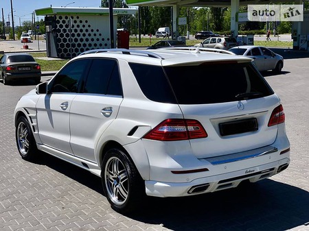 Mercedes-Benz ML 350 2014  випуску Дніпро з двигуном 3.5 л бензин позашляховик автомат за 37999 долл. 
