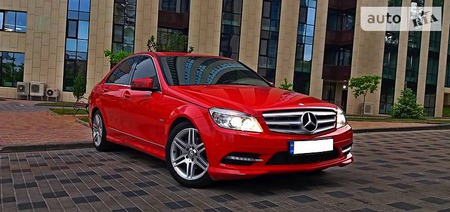Mercedes-Benz C 180 2011  випуску Дніпро з двигуном 1.8 л бензин седан автомат за 15300 долл. 