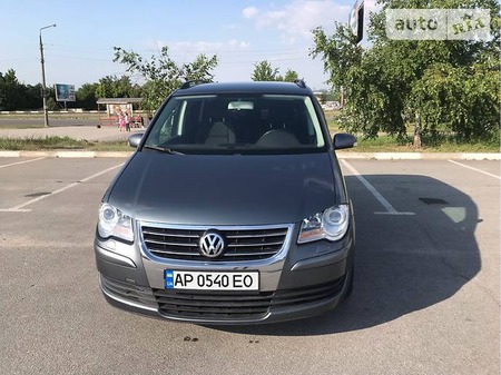 Volkswagen Touran 2007  випуску Запоріжжя з двигуном 2 л дизель мінівен автомат за 9200 долл. 