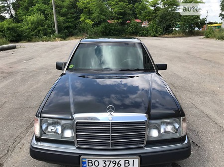 Mercedes-Benz E 200 1993  випуску Тернопіль з двигуном 2 л газ седан механіка за 4200 долл. 