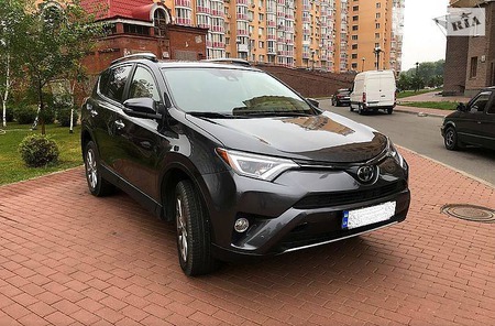 Toyota RAV 4 2016  випуску Чернівці з двигуном 2.5 л бензин позашляховик автомат за 20500 долл. 