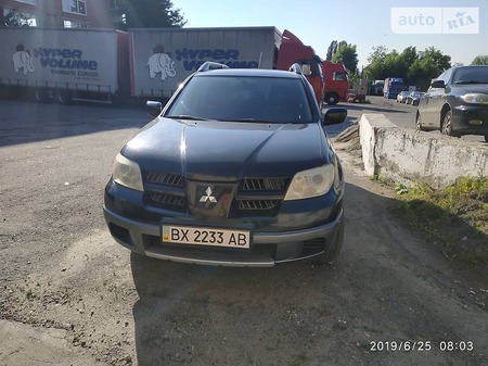 Mitsubishi Outlander 2004  випуску Хмельницький з двигуном 2 л газ позашляховик механіка за 7900 долл. 