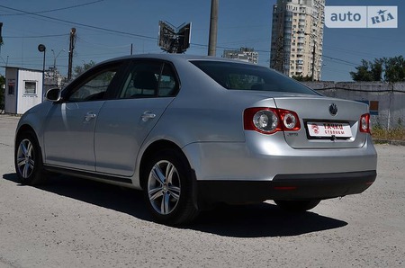 Volkswagen Jetta 2008  випуску Київ з двигуном 1.6 л газ седан автомат за 7799 долл. 