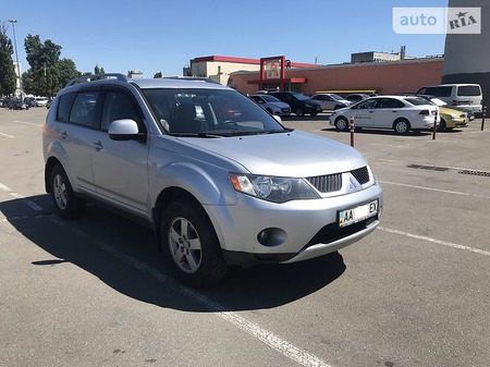 Mitsubishi Outlander XL 2008  випуску Київ з двигуном 2.4 л газ позашляховик механіка за 10500 долл. 