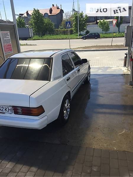 Mercedes-Benz 190 1983  випуску Чернівці з двигуном 2 л бензин седан механіка за 2300 долл. 