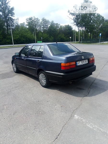Volkswagen Vento 1993  випуску Івано-Франківськ з двигуном 1.8 л газ седан механіка за 3499 долл. 