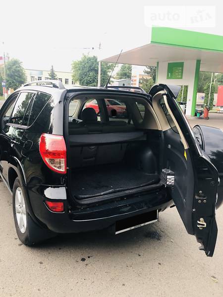 Toyota RAV 4 2007  випуску Черкаси з двигуном 2.4 л газ позашляховик автомат за 14300 долл. 