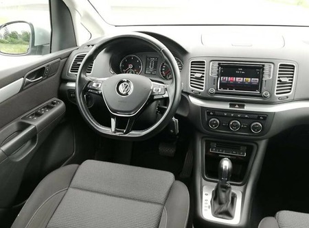Volkswagen Sharan 2016  випуску Полтава з двигуном 2 л дизель мінівен автомат за 35800 долл. 