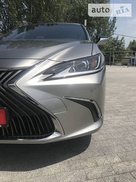 Lexus ES 250 2018  випуску Дніпро з двигуном 0 л бензин седан автомат за 1200000 грн. 