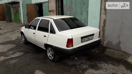 Opel Kadett 1990  випуску Дніпро з двигуном 1.4 л газ седан механіка за 1800 долл. 