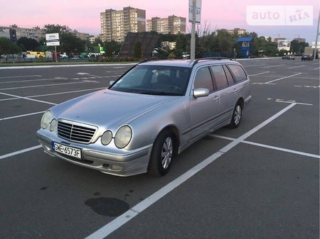 Mercedes-Benz E 220 2001  випуску Київ з двигуном 2.2 л дизель універсал механіка за 1500 долл. 