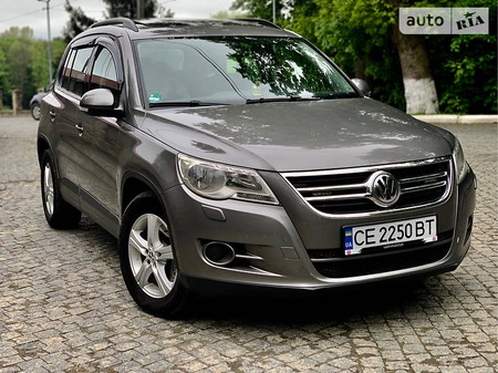 Volkswagen Tiguan 2009  випуску Чернівці з двигуном 2 л дизель позашляховик механіка за 13300 долл. 